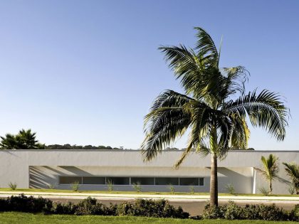 A Contemporary Home Composed by Streamlined Structure with Eclectic Interiors in Goiania by Leo Romano (3)