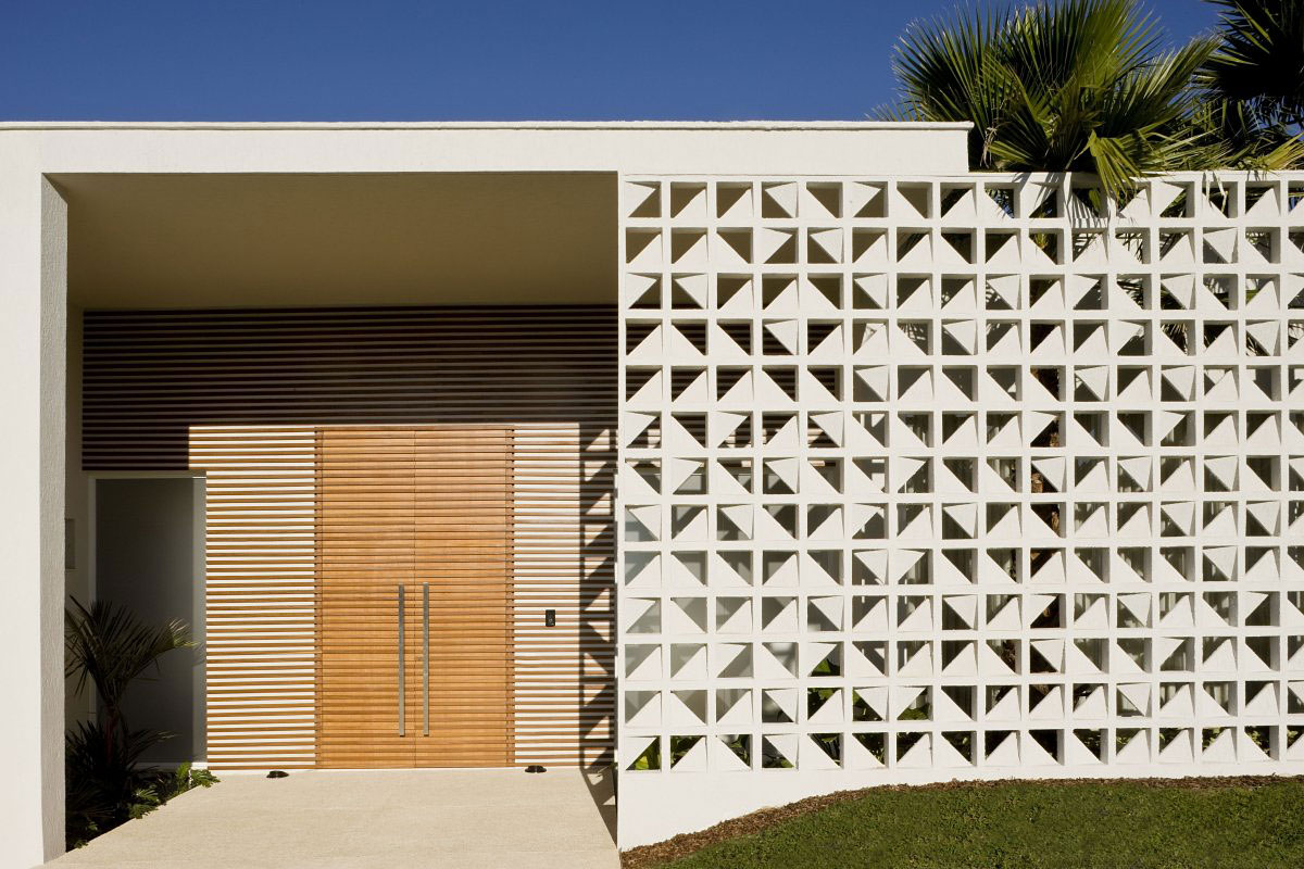 A Contemporary Home Composed by Streamlined Structure with Eclectic Interiors in Goiania by Leo Romano (4)