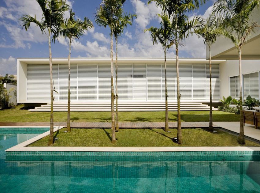 A Contemporary Home Composed by Streamlined Structure with Eclectic Interiors in Goiania by Leo Romano (5)