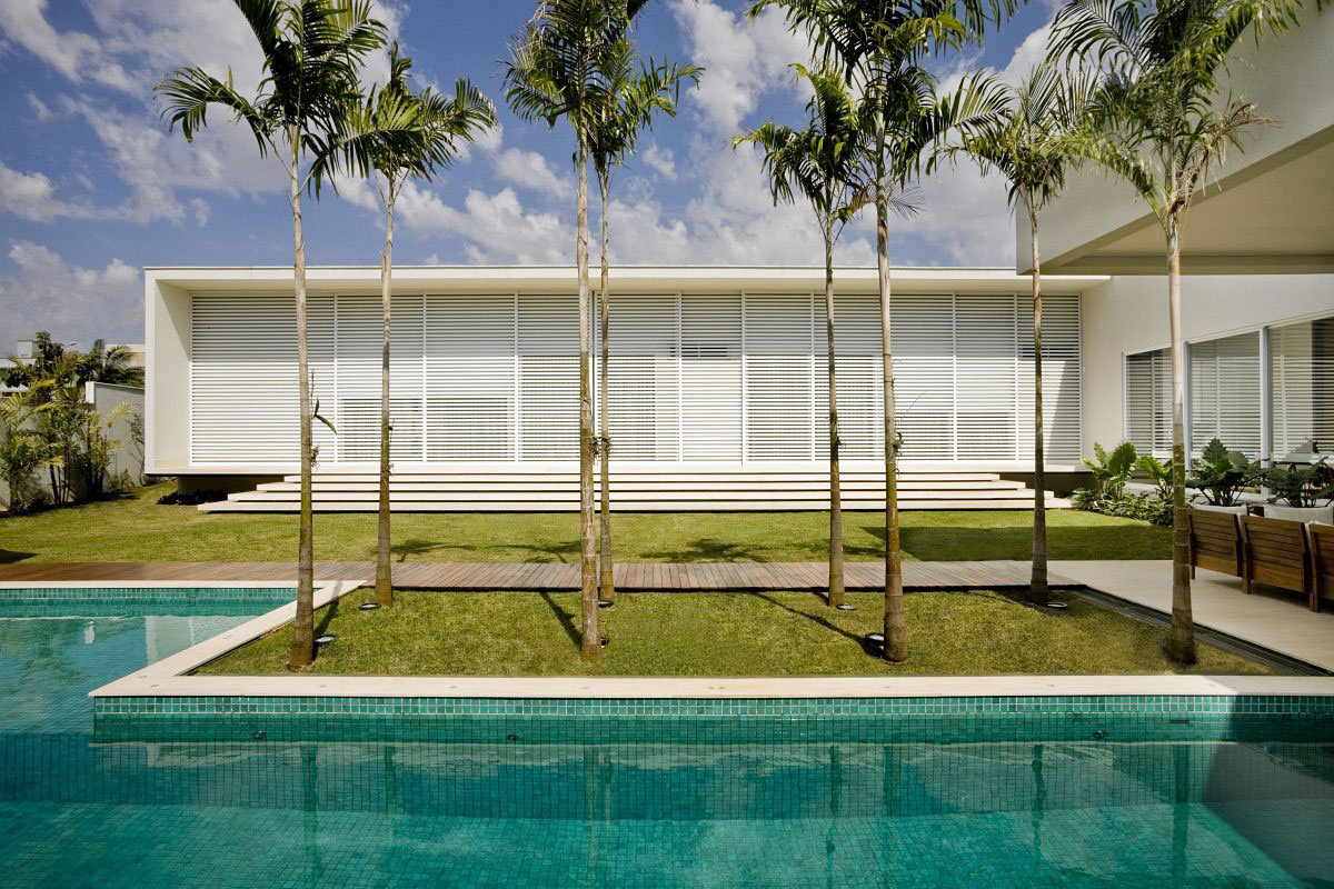 A Contemporary Home Composed by Streamlined Structure with Eclectic Interiors in Goiania by Leo Romano (5)