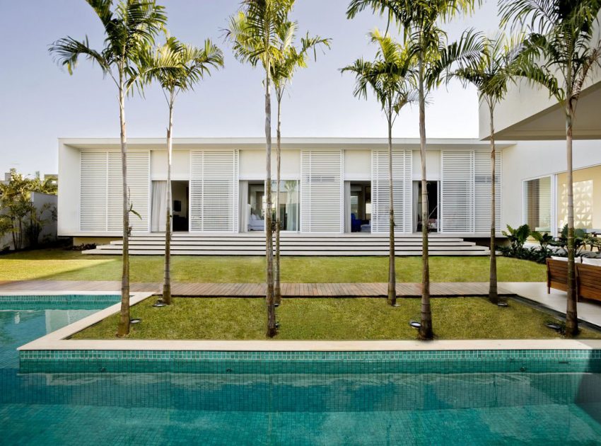 A Contemporary Home Composed by Streamlined Structure with Eclectic Interiors in Goiania by Leo Romano (6)