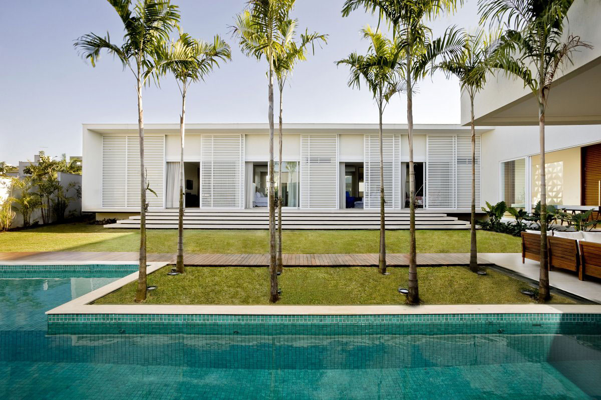 A Contemporary Home Composed by Streamlined Structure with Eclectic Interiors in Goiania by Leo Romano (6)