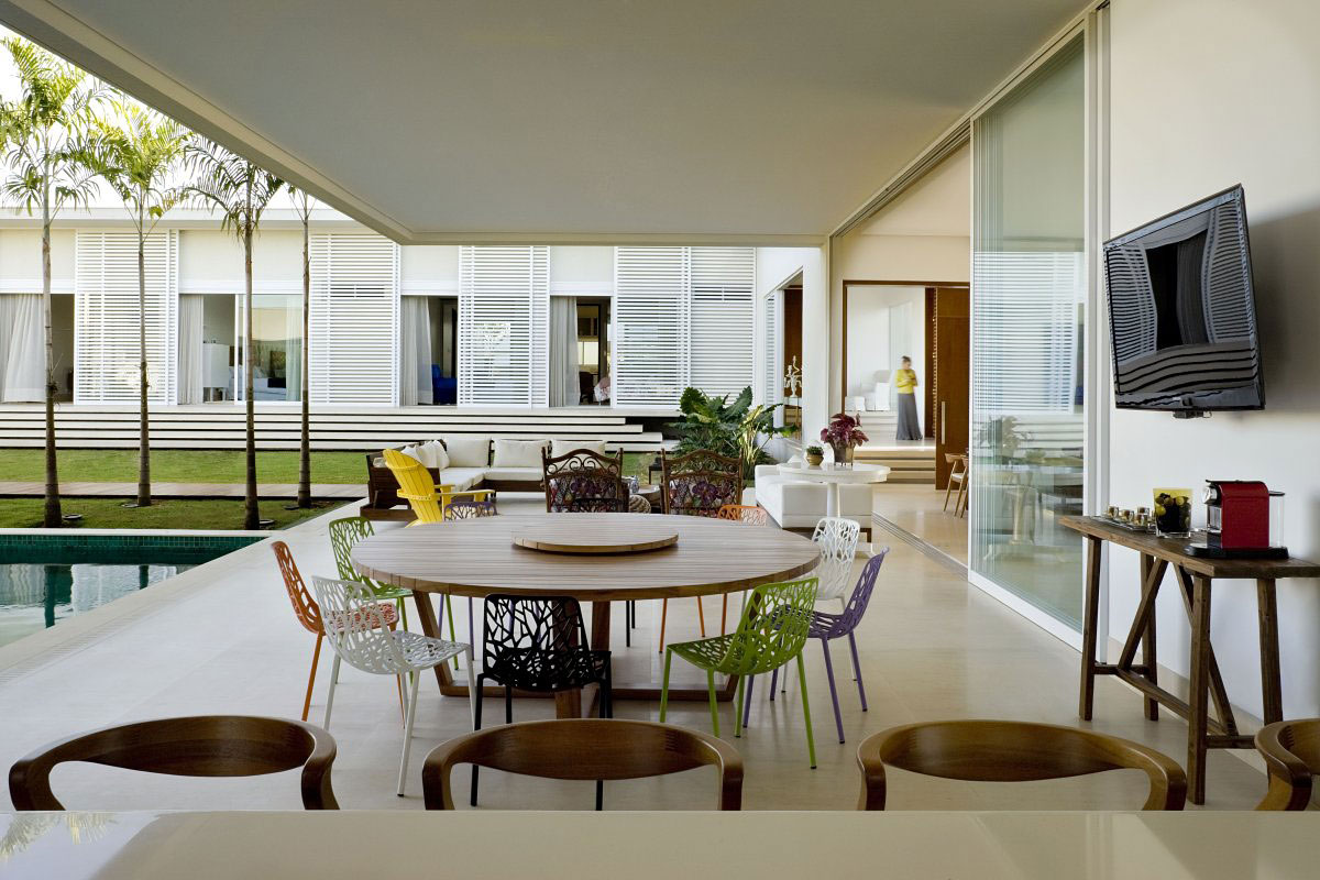 A Contemporary Home Composed by Streamlined Structure with Eclectic Interiors in Goiania by Leo Romano (8)