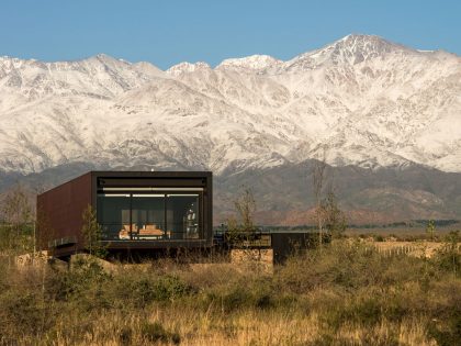 A Contemporary Home Enfolded by Steel, Concrete and Wood Elements in Tunuyán