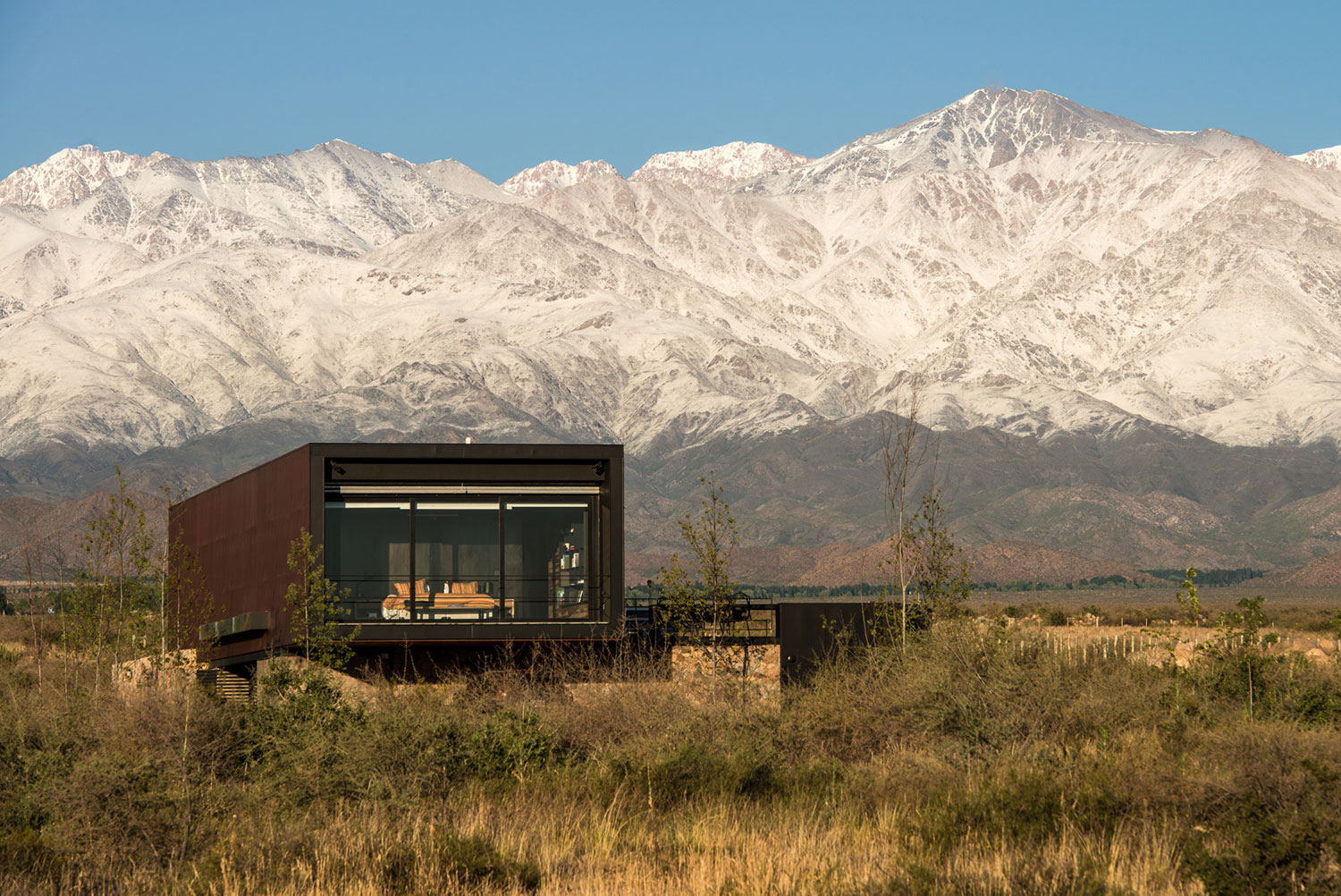 A Contemporary Home Enfolded by Steel, Concrete and Wood Elements in Tunuyán by A4estudio (1)