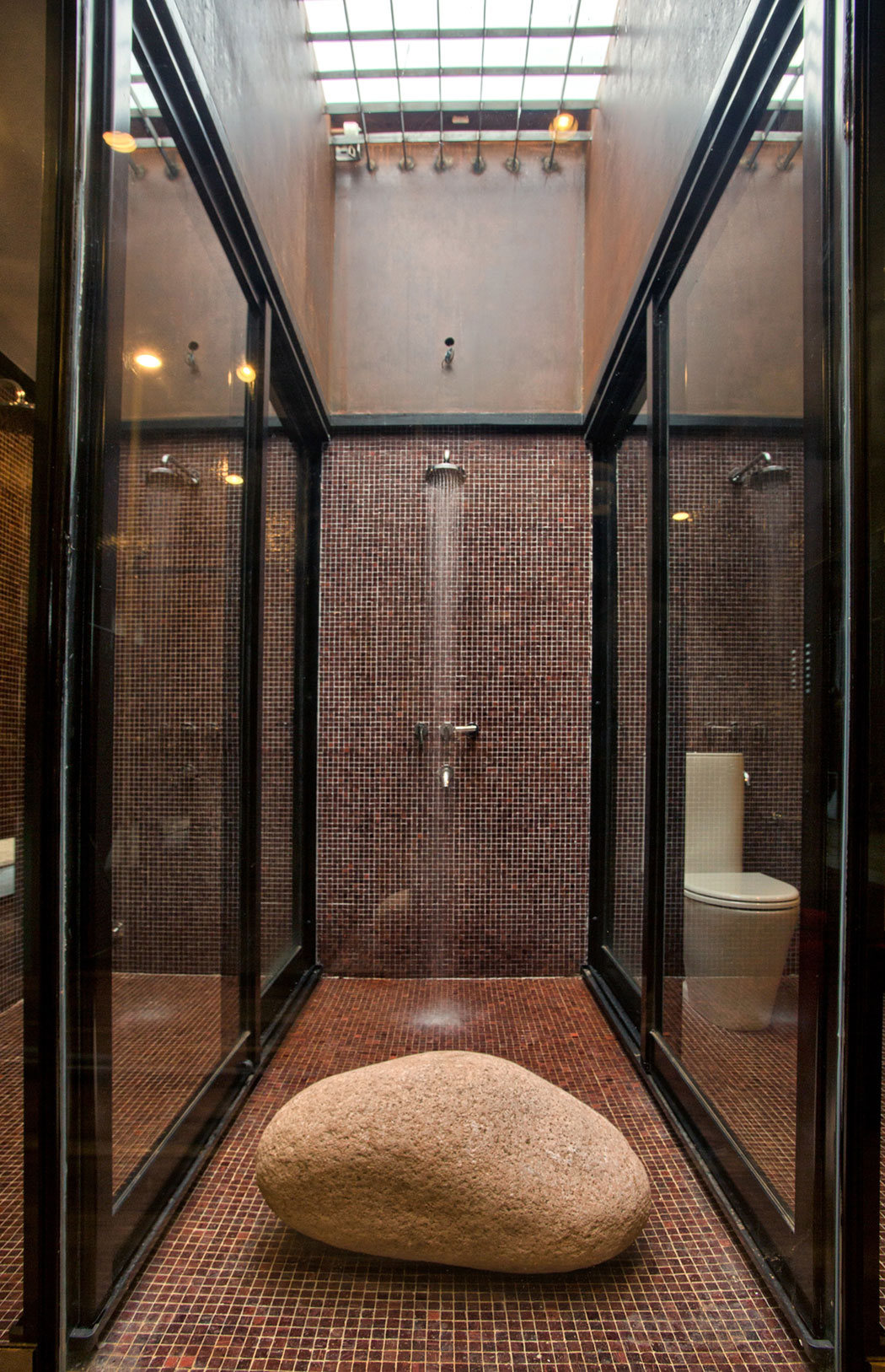 A Contemporary Home Enfolded by Steel, Concrete and Wood Elements in Tunuyán by A4estudio (11)