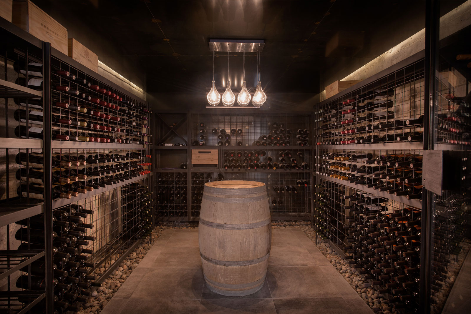 A Contemporary Home Enfolded by Steel, Concrete and Wood Elements in Tunuyán by A4estudio (12)