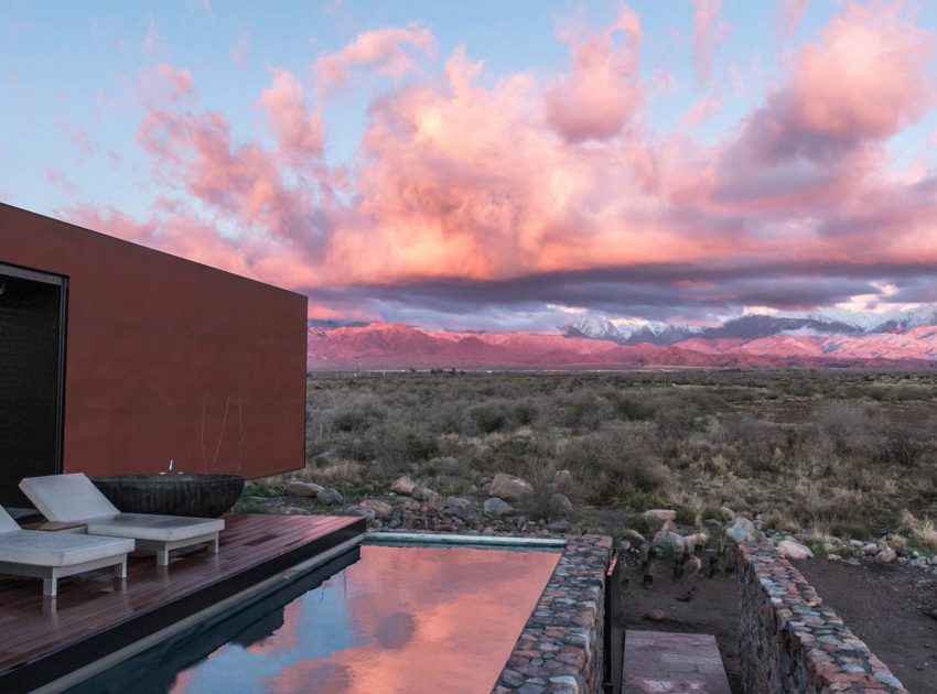 A Contemporary Home Enfolded by Steel, Concrete and Wood Elements in Tunuyán by A4estudio (13)