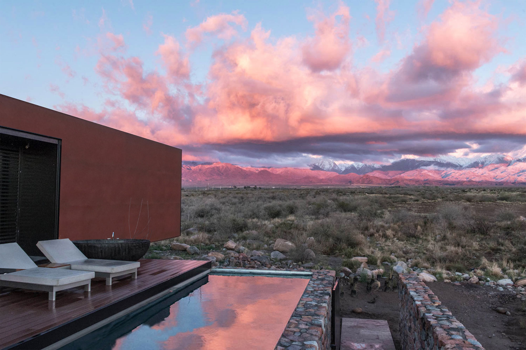 A Contemporary Home Enfolded by Steel, Concrete and Wood Elements in Tunuyán by A4estudio (13)