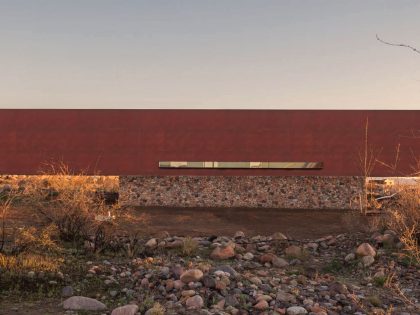 A Contemporary Home Enfolded by Steel, Concrete and Wood Elements in Tunuyán by A4estudio (14)