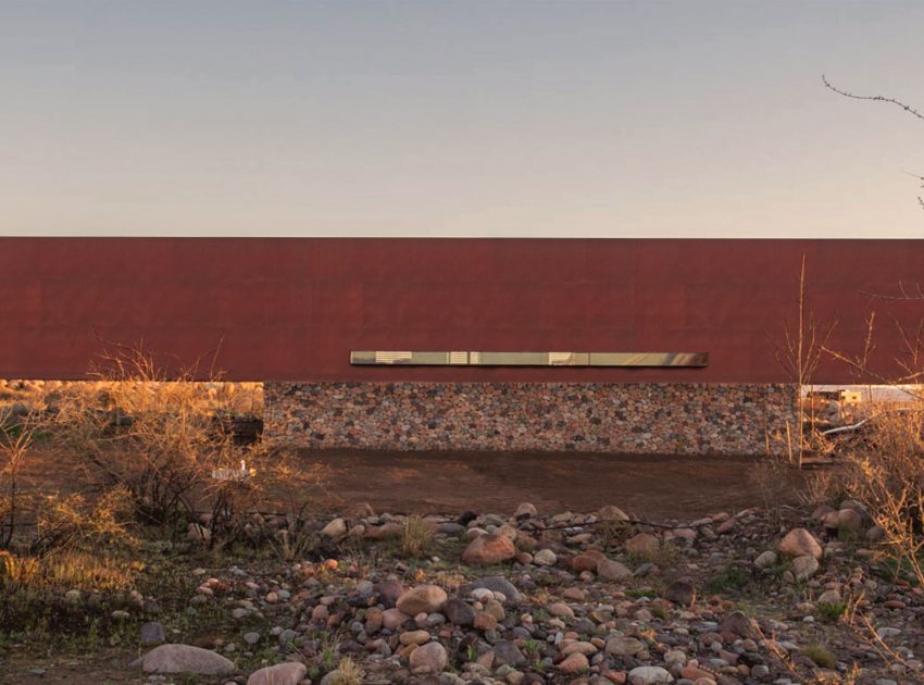 A Contemporary Home Enfolded by Steel, Concrete and Wood Elements in Tunuyán by A4estudio (14)