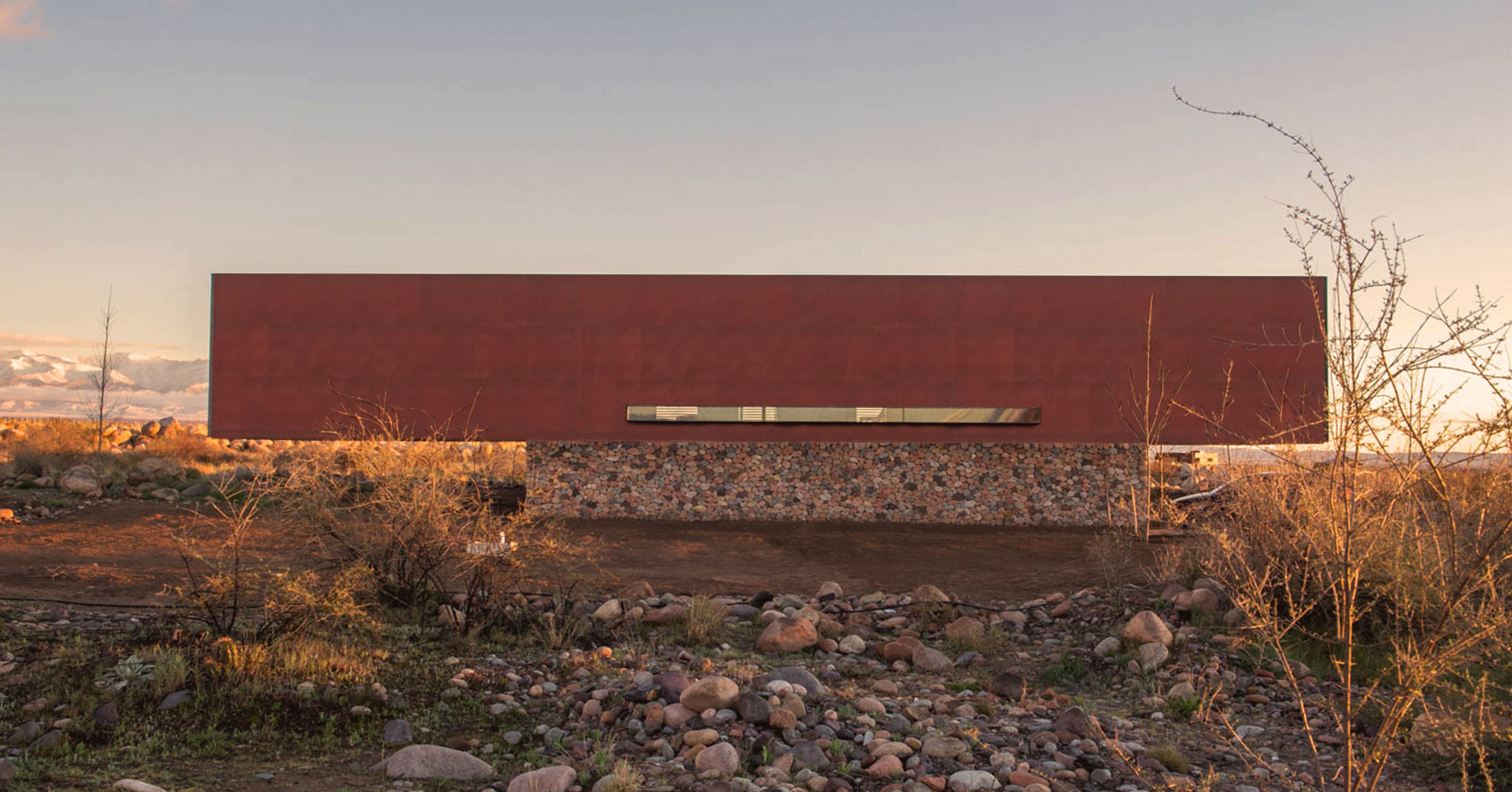 A Contemporary Home Enfolded by Steel, Concrete and Wood Elements in Tunuyán by A4estudio (14)