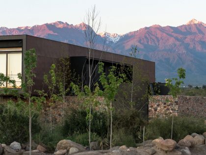 A Contemporary Home Enfolded by Steel, Concrete and Wood Elements in Tunuyán by A4estudio (15)