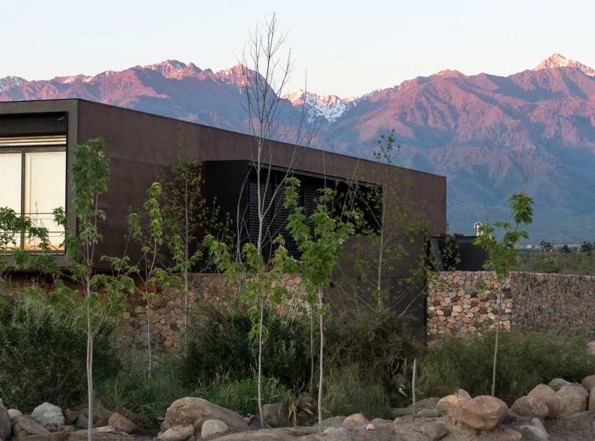 A Contemporary Home Enfolded by Steel, Concrete and Wood Elements in Tunuyán by A4estudio (15)