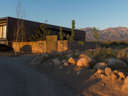 A Contemporary Home Enfolded by Steel, Concrete and Wood Elements in Tunuyán by A4estudio (16)