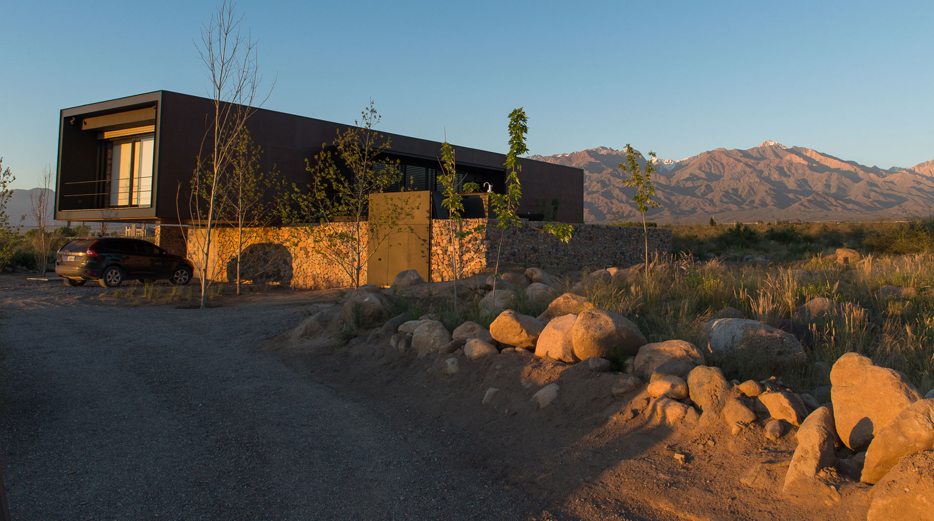 A Contemporary Home Enfolded by Steel, Concrete and Wood Elements in Tunuyán by A4estudio (16)