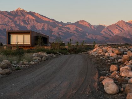 A Contemporary Home Enfolded by Steel, Concrete and Wood Elements in Tunuyán by A4estudio (17)