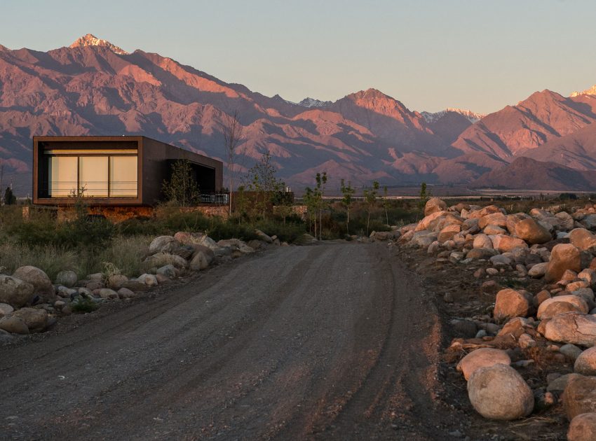 A Contemporary Home Enfolded by Steel, Concrete and Wood Elements in Tunuyán by A4estudio (17)