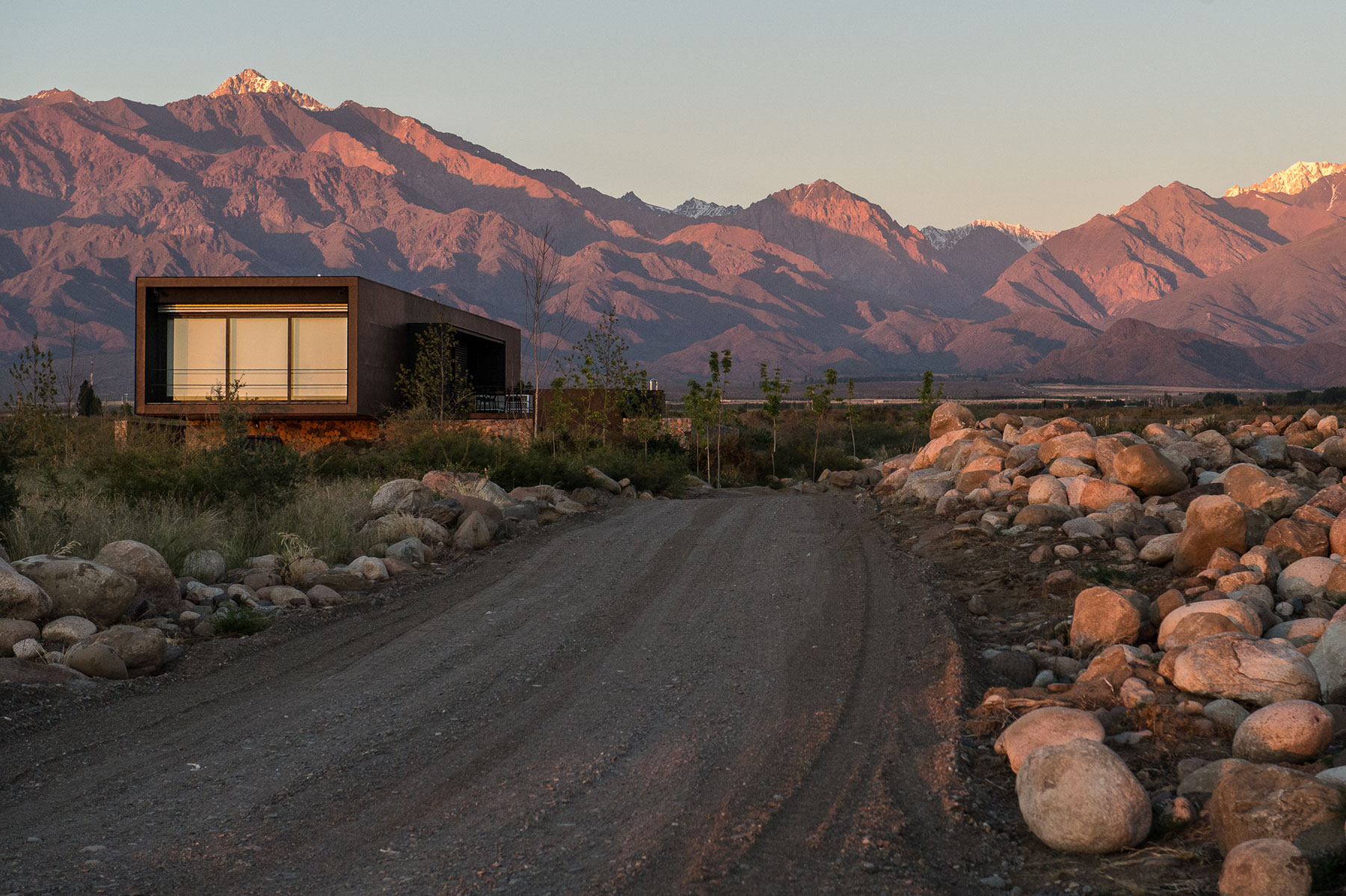 A Contemporary Home Enfolded by Steel, Concrete and Wood Elements in Tunuyán by A4estudio (17)