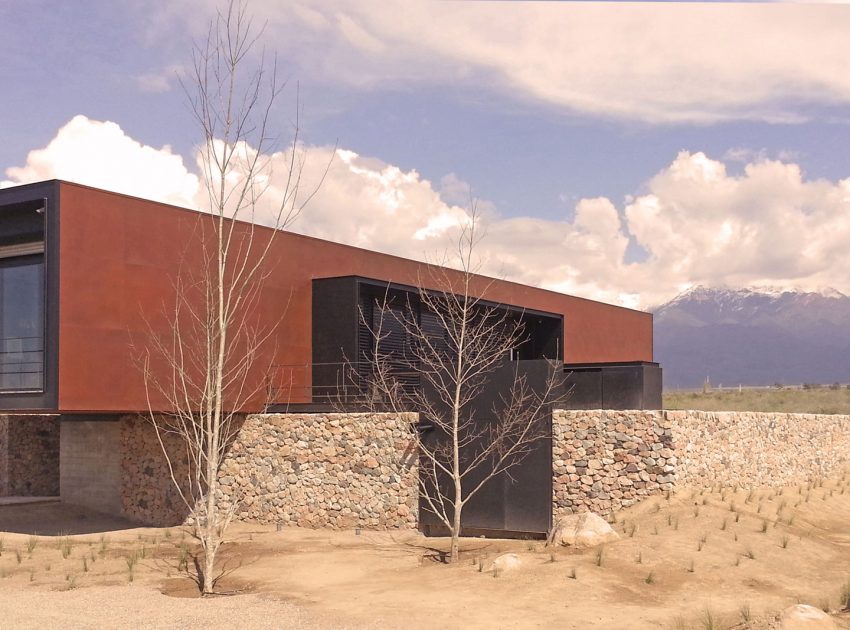 A Contemporary Home Enfolded by Steel, Concrete and Wood Elements in Tunuyán by A4estudio (2)