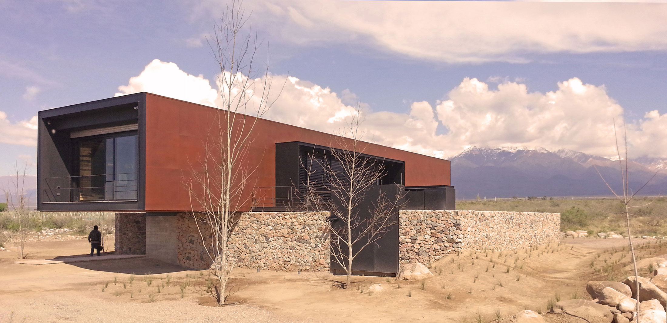 A Contemporary Home Enfolded by Steel, Concrete and Wood Elements in Tunuyán by A4estudio (2)