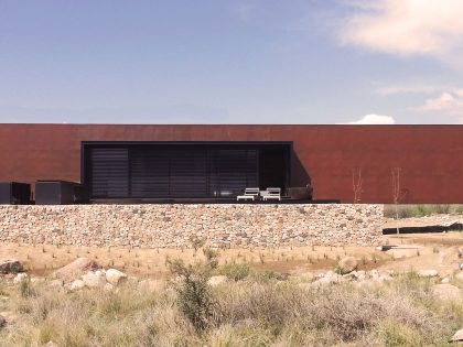 A Contemporary Home Enfolded by Steel, Concrete and Wood Elements in Tunuyán by A4estudio (3)