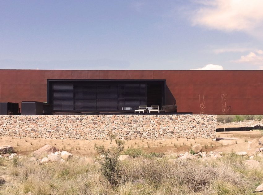 A Contemporary Home Enfolded by Steel, Concrete and Wood Elements in Tunuyán by A4estudio (3)