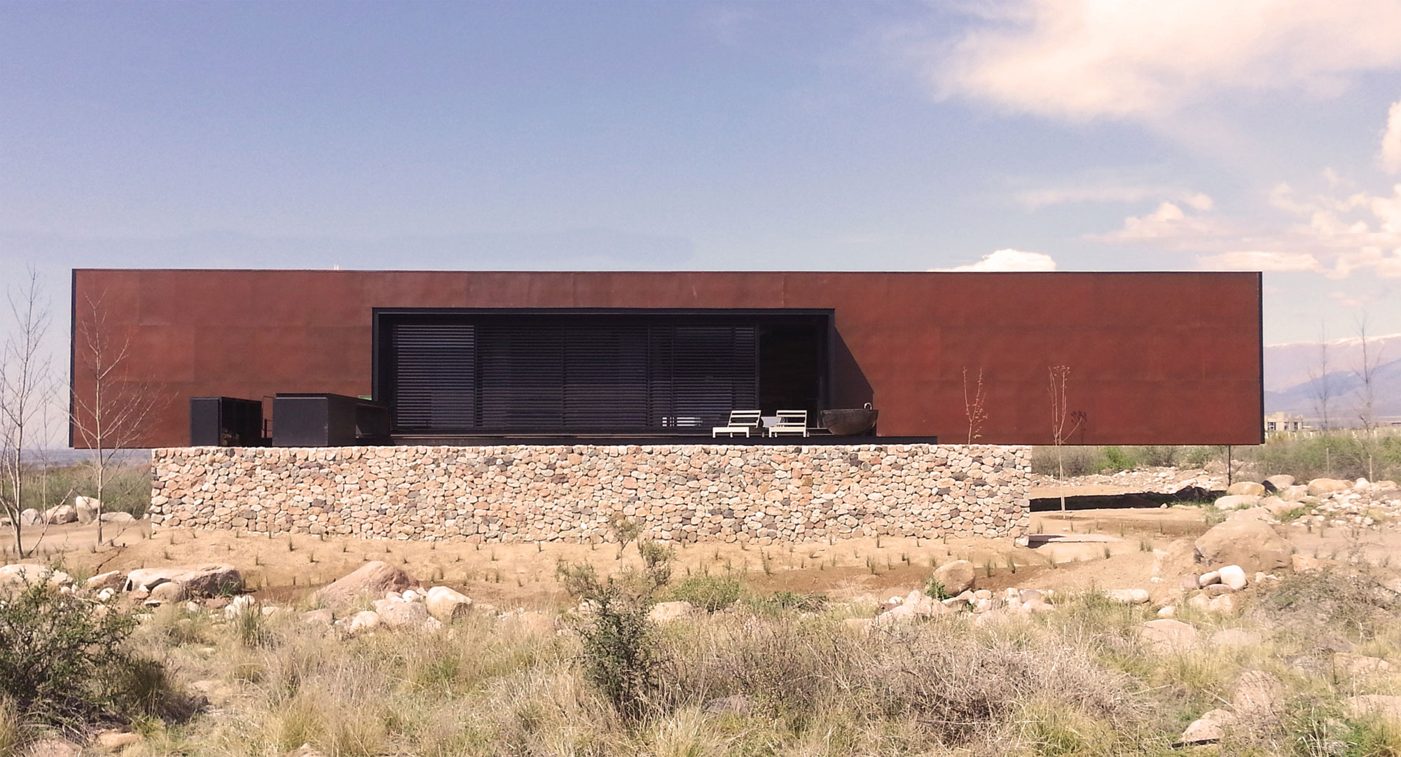 A Contemporary Home Enfolded by Steel, Concrete and Wood Elements in Tunuyán by A4estudio (3)