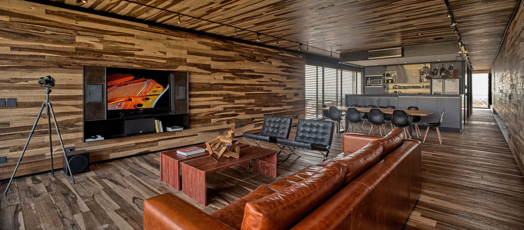 A Contemporary Home Enfolded by Steel, Concrete and Wood Elements in Tunuyán by A4estudio (5)