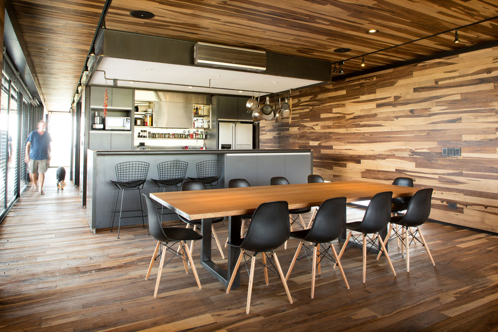 A Contemporary Home Enfolded by Steel, Concrete and Wood Elements in Tunuyán by A4estudio (7)