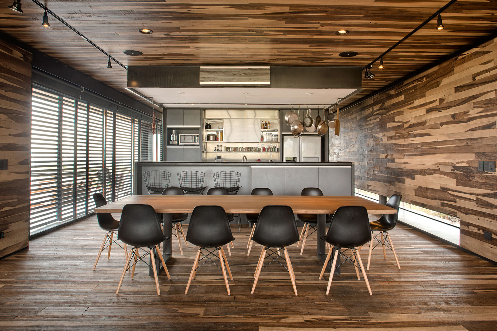 A Contemporary Home Enfolded by Steel, Concrete and Wood Elements in Tunuyán by A4estudio (8)