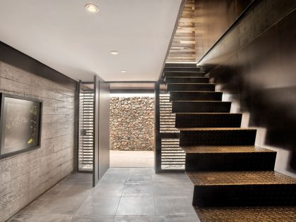 A Contemporary Home Enfolded by Steel, Concrete and Wood Elements in Tunuyán by A4estudio (9)
