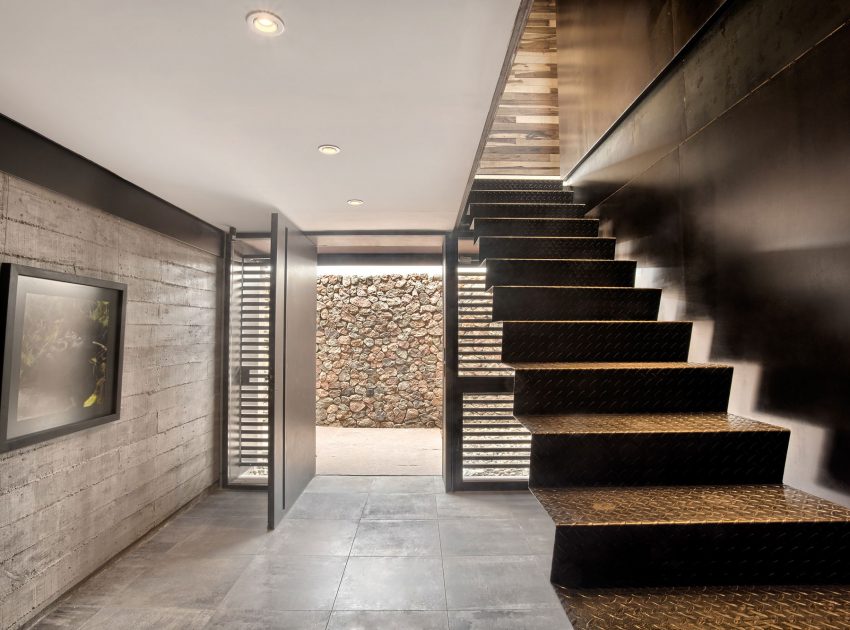 A Contemporary Home Enfolded by Steel, Concrete and Wood Elements in Tunuyán by A4estudio (9)