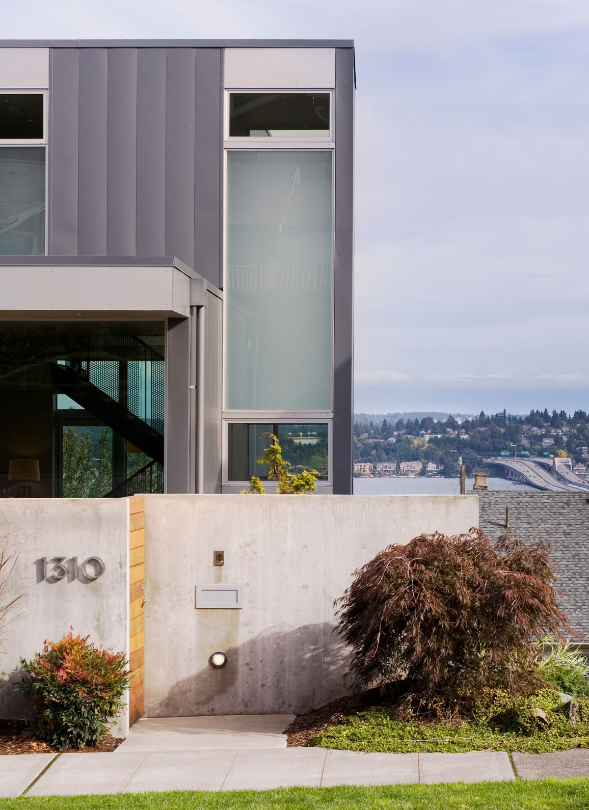 A Contemporary Home Overlooking Lake Washington and the Cascade Mountains in Seattle by David Coleman Architecture (5)