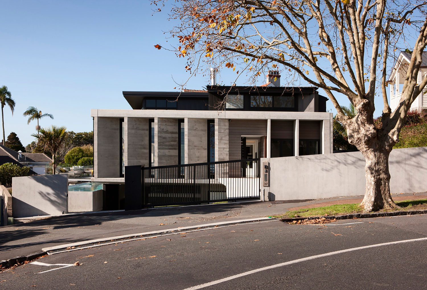 A Contemporary Home with Combination of Concrete and Glass Materials on Herne Bay Road by Daniel Marshall Architects (1)