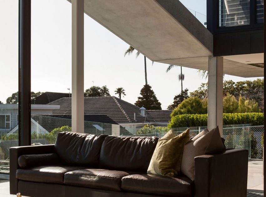 A Contemporary Home with Combination of Concrete and Glass Materials on Herne Bay Road by Daniel Marshall Architects (5)