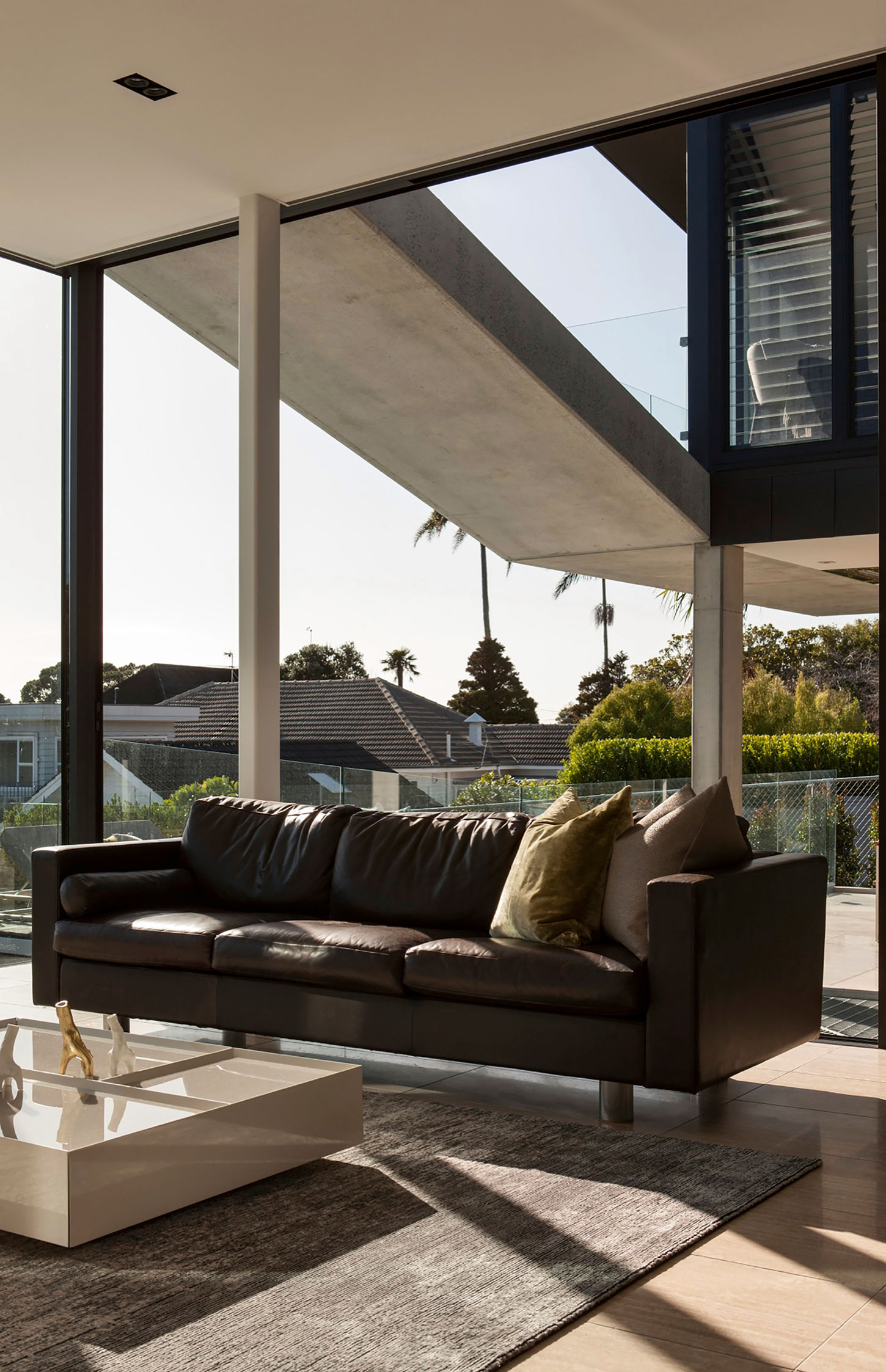 A Contemporary Home with Combination of Concrete and Glass Materials on Herne Bay Road by Daniel Marshall Architects (5)