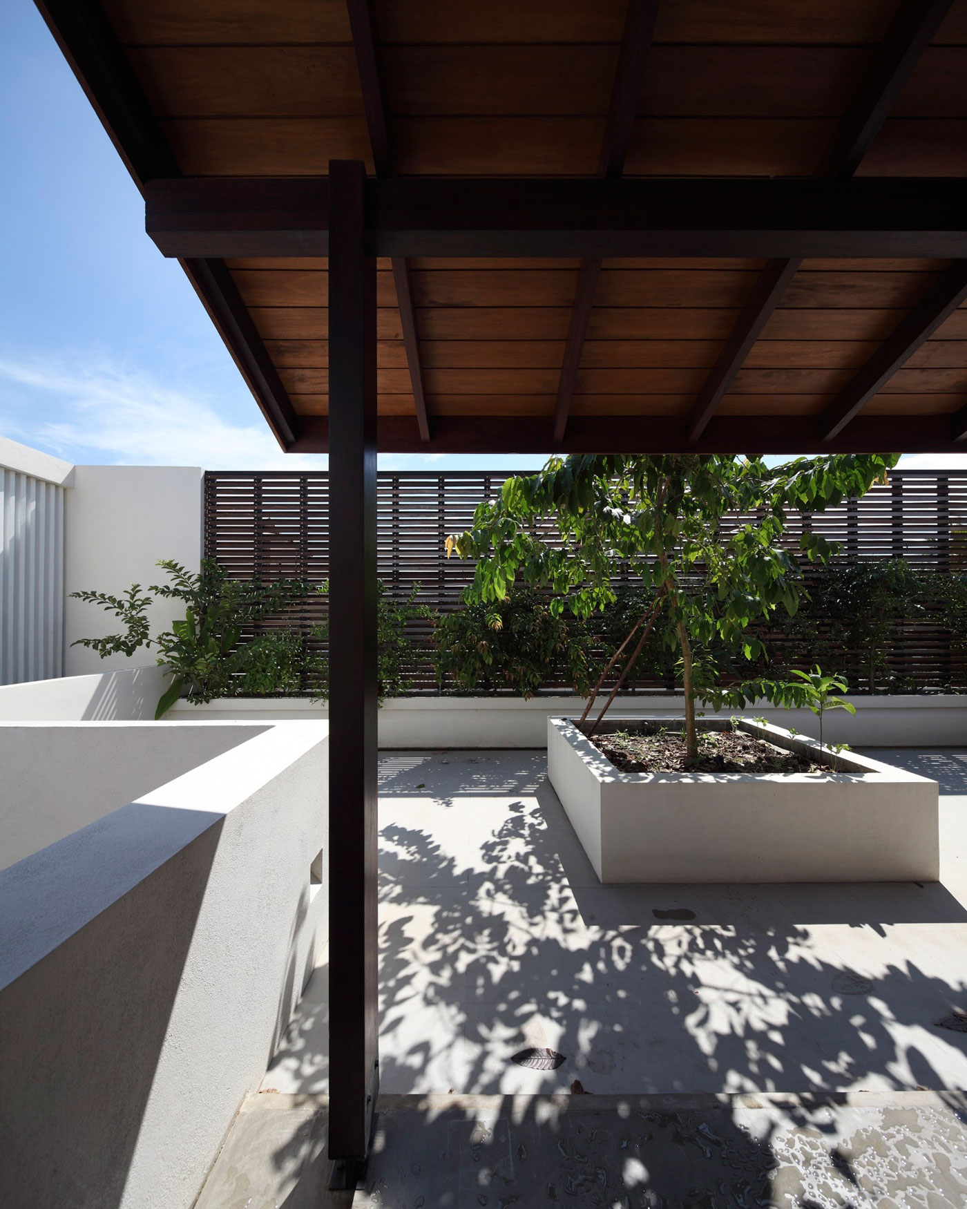 A Contemporary Home with Private Spaces and Natural Light in Colombo, Sri Lanka by KWA Architects (4)