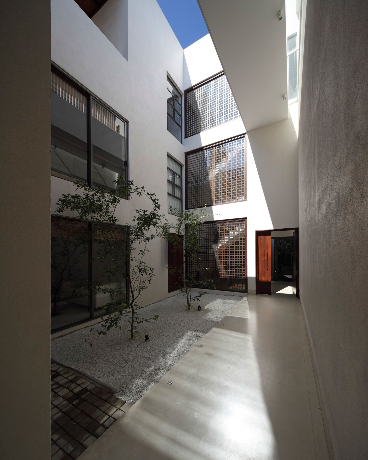 A Contemporary Home with Private Spaces and Natural Light in Colombo, Sri Lanka by KWA Architects (5)