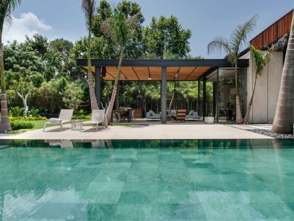 A Contemporary Home with Sliding Glass Doors and Green Stone Pool in Israel by Eran Binderman & Rama Dotan (1)