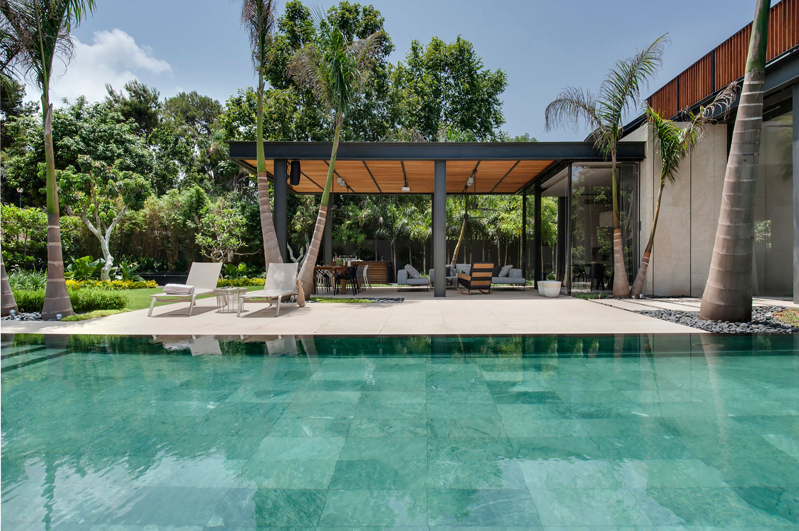 A Contemporary Home with Sliding Glass Doors and Green Stone Pool in Israel by Eran Binderman & Rama Dotan (1)