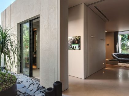 A Contemporary Home with Sliding Glass Doors and Green Stone Pool in Israel by Eran Binderman & Rama Dotan (13)