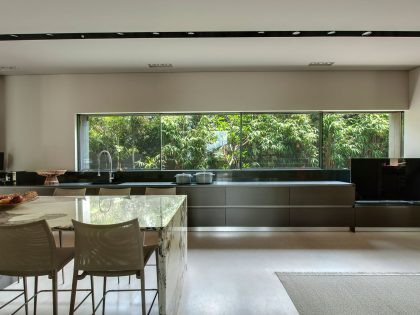 A Contemporary Home with Sliding Glass Doors and Green Stone Pool in Israel by Eran Binderman & Rama Dotan (15)