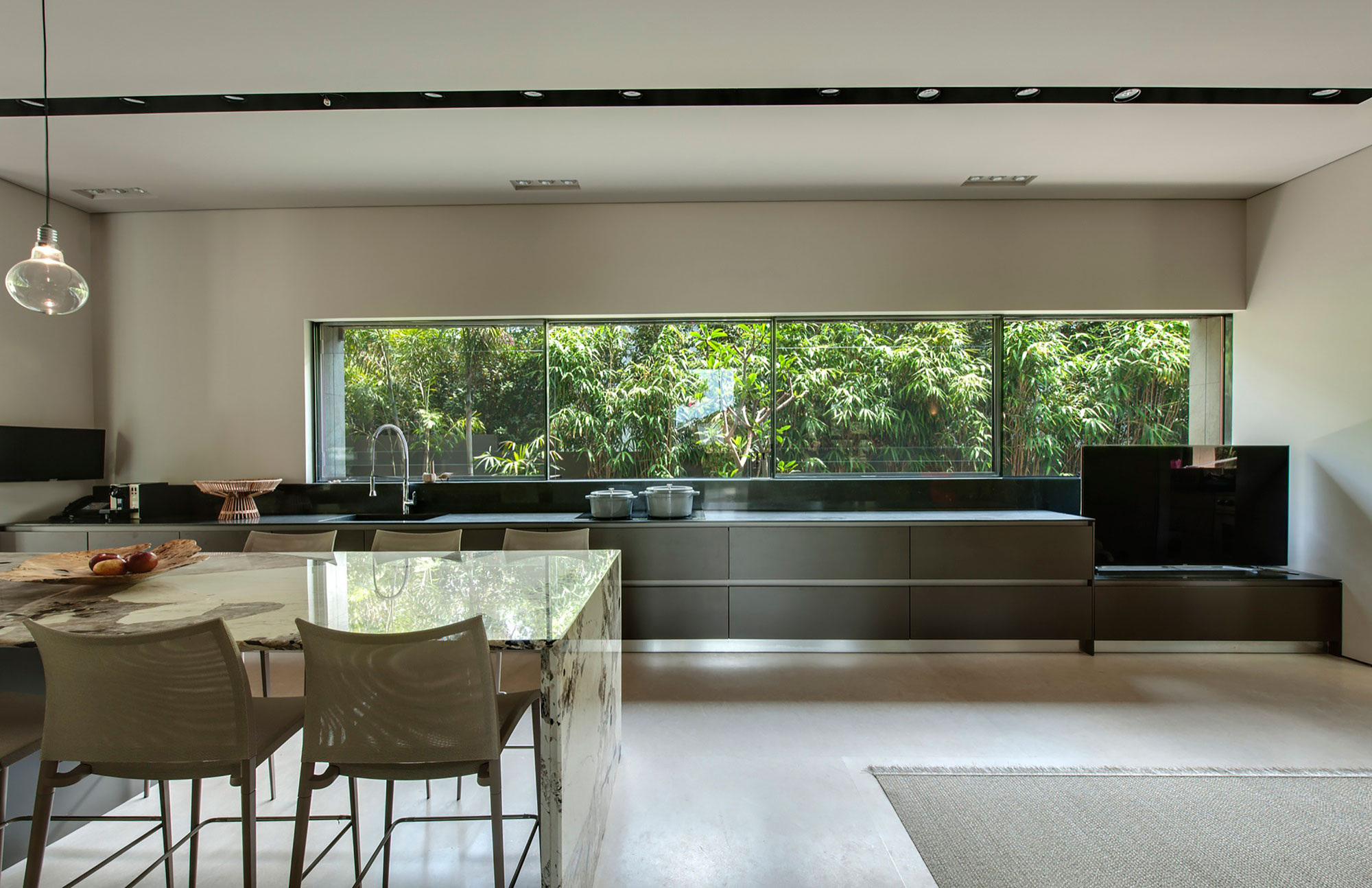 A Contemporary Home with Sliding Glass Doors and Green Stone Pool in Israel by Eran Binderman & Rama Dotan (15)