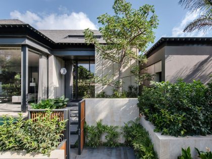 A Contemporary Home with Sliding Glass Doors and Green Stone Pool in Israel by Eran Binderman & Rama Dotan (2)