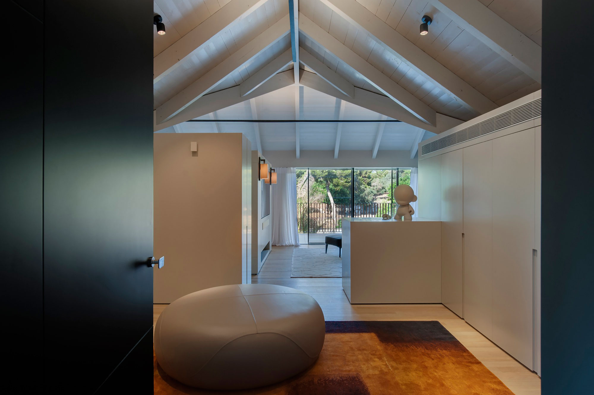 A Contemporary Home with Sliding Glass Doors and Green Stone Pool in Israel by Eran Binderman & Rama Dotan (20)