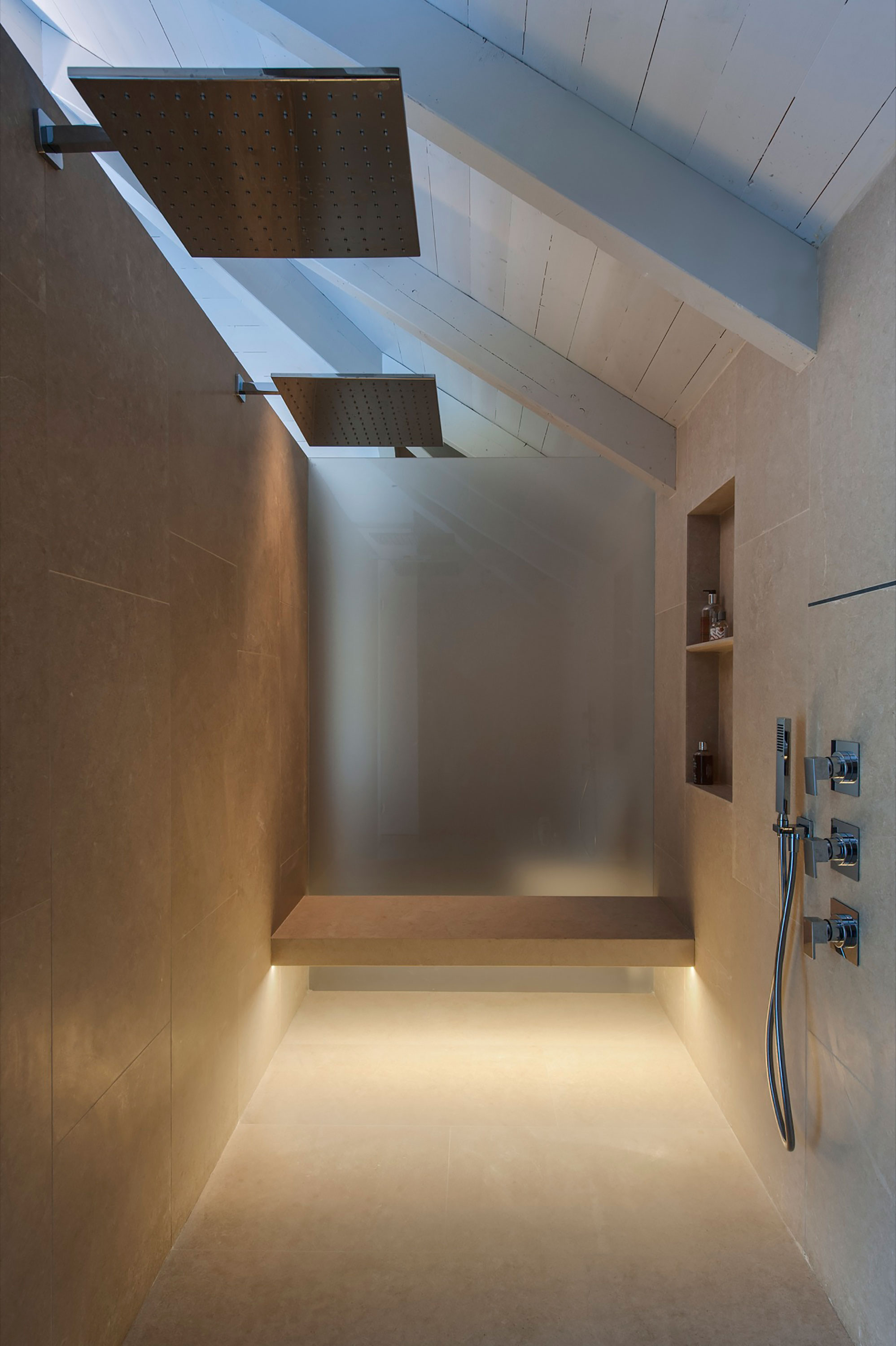 A Contemporary Home with Sliding Glass Doors and Green Stone Pool in Israel by Eran Binderman & Rama Dotan (21)