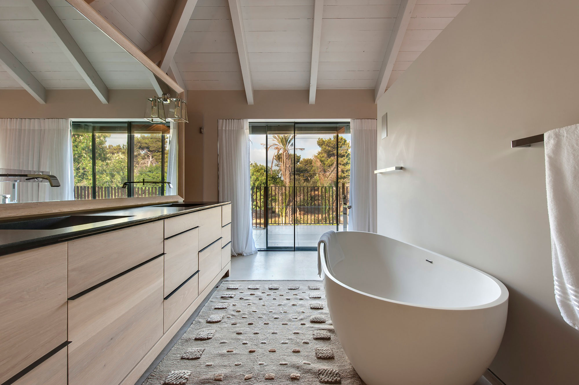 A Contemporary Home with Sliding Glass Doors and Green Stone Pool in Israel by Eran Binderman & Rama Dotan (22)