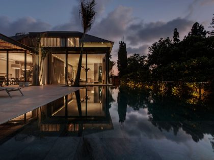 A Contemporary Home with Sliding Glass Doors and Green Stone Pool in Israel by Eran Binderman & Rama Dotan (24)