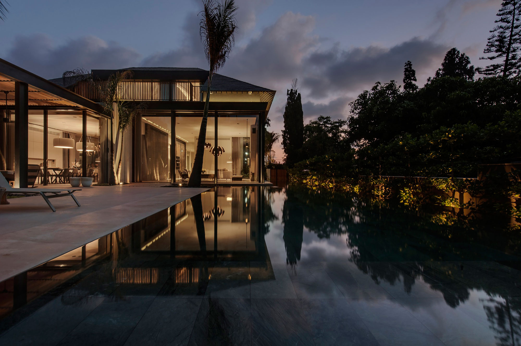 A Contemporary Home with Sliding Glass Doors and Green Stone Pool in Israel by Eran Binderman & Rama Dotan (24)